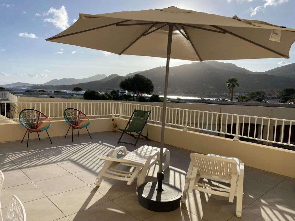 La terrasse ensoleillée avec transats