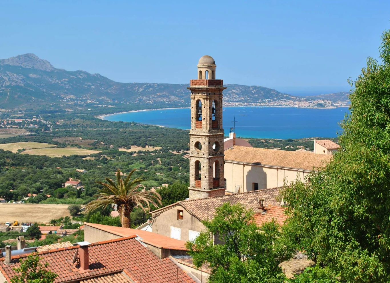 clocher de Lumio avec vue sur le golfe de Calvi et la citadelle