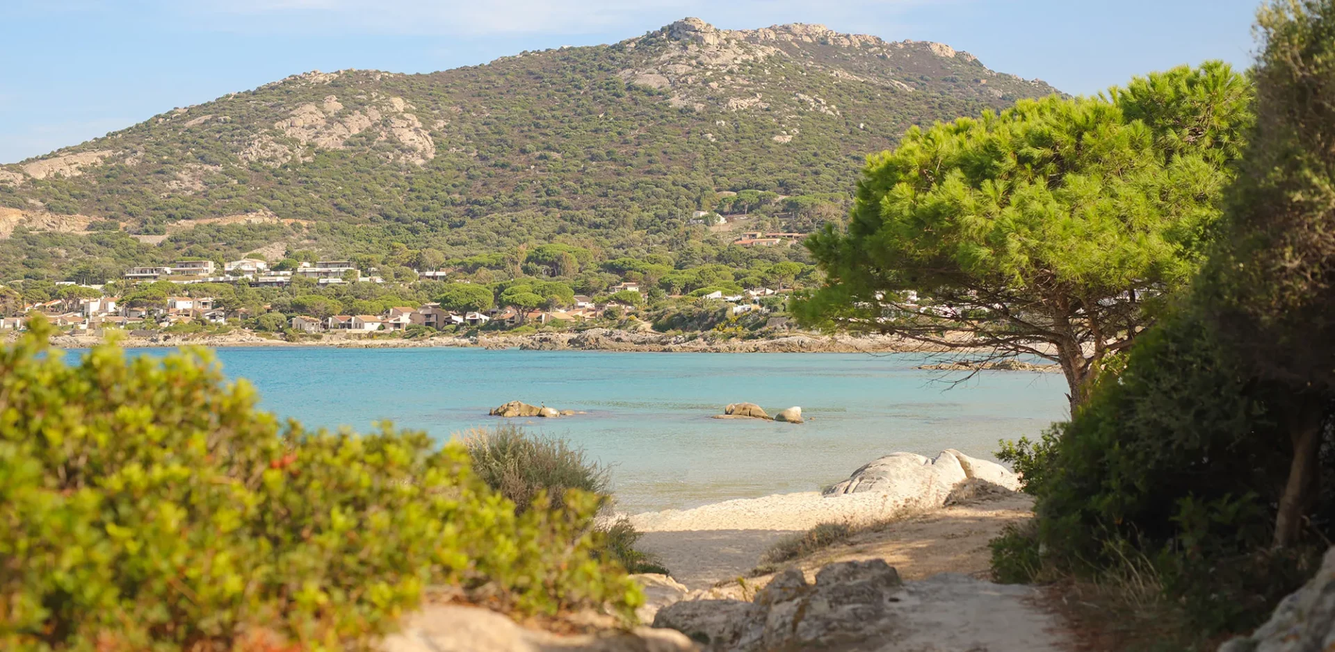 Un petit chemin accède à la plage discrète