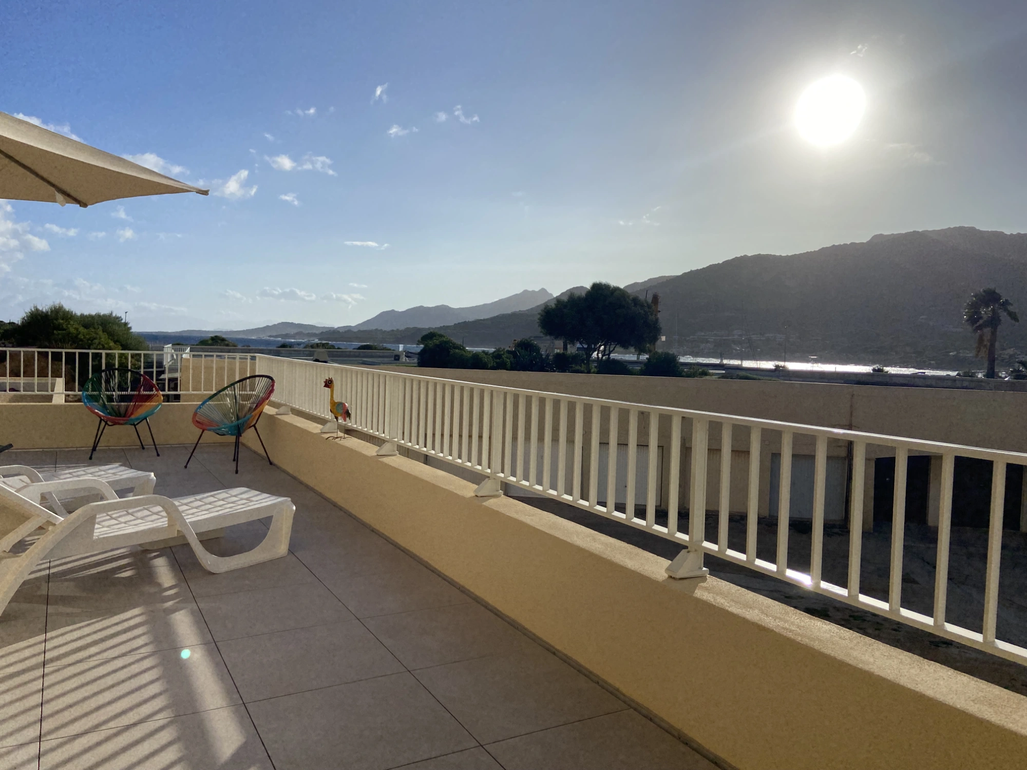 Grande Terrasse ensoleillée , vue mer et montagne